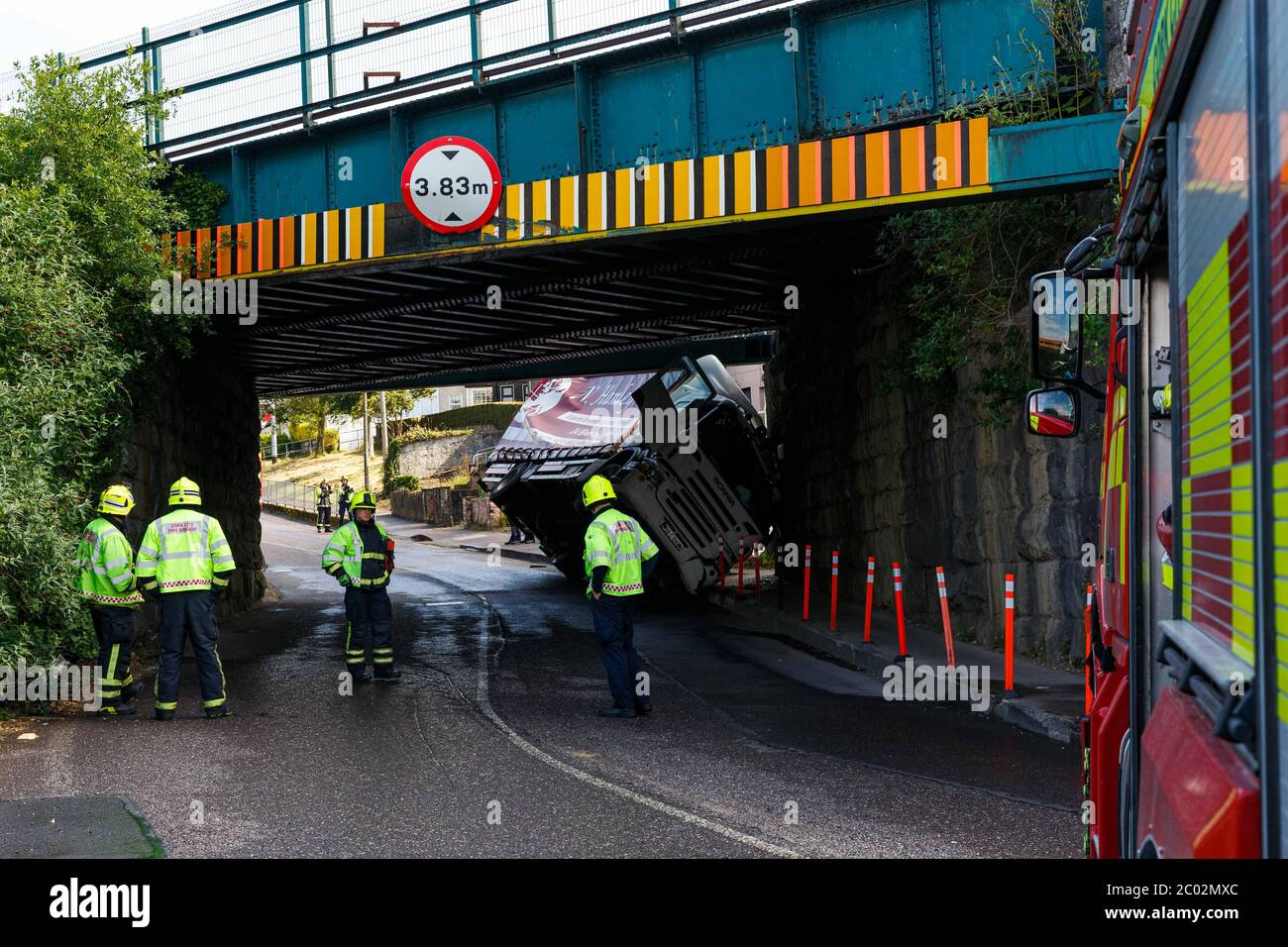 Cork, Irlande. 11 juin 2020. Un camion s'écrase dans Bridge, Blackpool, Cork City. Juste avant 10 heures aujourd'hui, les services d'urgence ont été appelés sur les lieux d'un incident où un camion articulé a heurté un pont ferroviaire sur la colline de Dublin. Le chariot s'est tourné sur le côté lorsqu'il s'est écrasé dans le pont. Il y a des rapports indiquant qu'il n'y a pas de blessures. Les services d'urgence sont toujours sur place. La circulation va voir des retards importants dans la région avec la fermeture de la route et des retards possibles de train jusqu'à ce que le pont soit inspecté. Credit: Damian Coleman/Alay Live News Banque D'Images