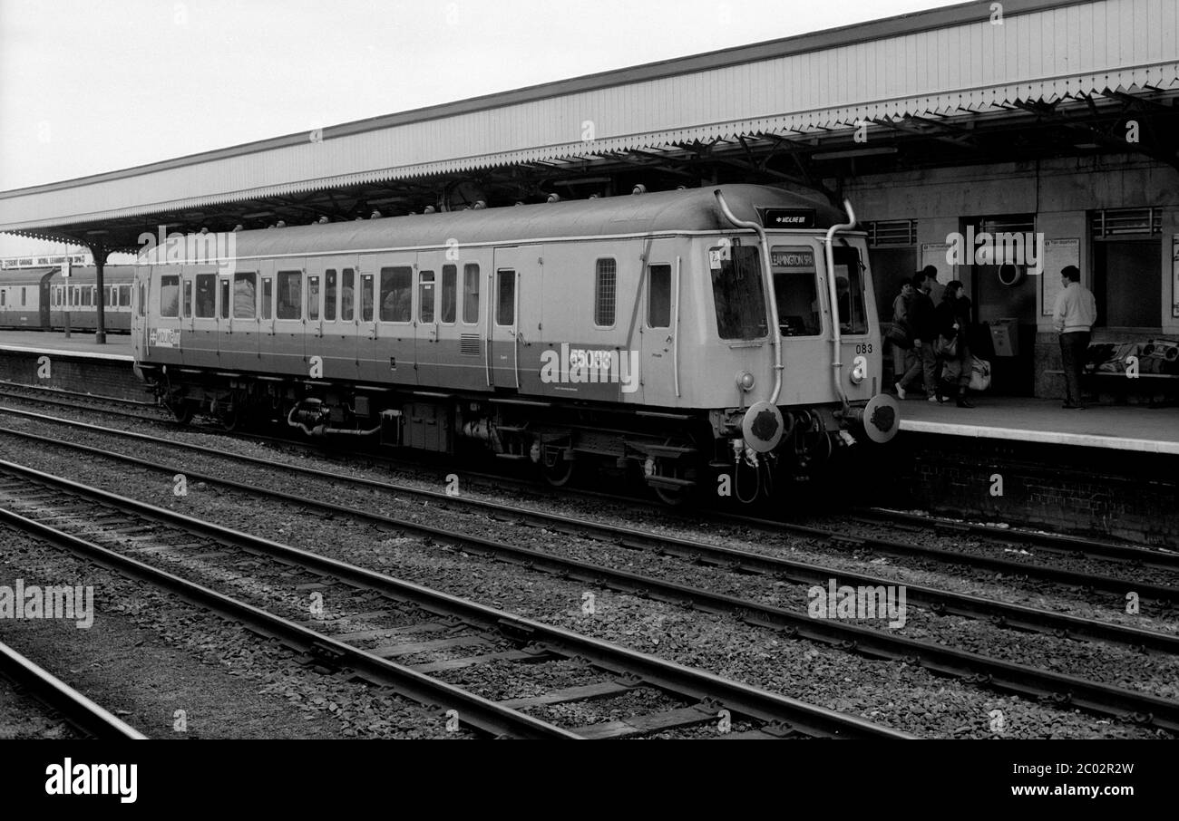 Le diesel monovoiture de classe 121 de Midline est arrivé à la station de Leamington Spa, Warwickshire, Angleterre, Royaume-Uni. 24 décembre 1986. Banque D'Images
