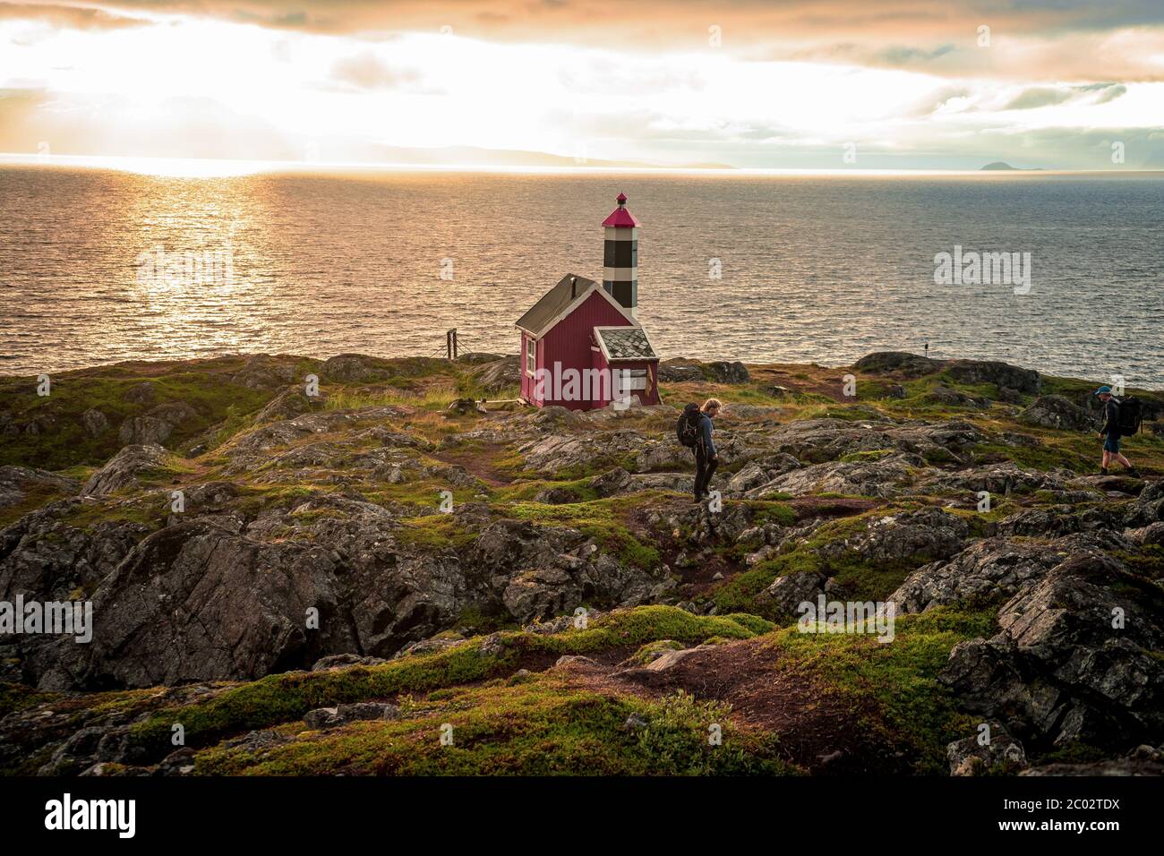 Phare de Lyngstuva, à l'extrémité nord de la péninsule de Lyngen, pendant un coucher de soleil d'été vibrant, Lyngen, Norvège Banque D'Images