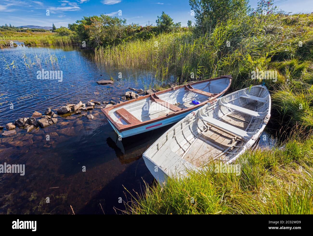 Bateaux à rames amarrés sur Loughanillaun près de Maam Cross, Connemara, comté de Galway, République d'Irlande. Eire. Banque D'Images