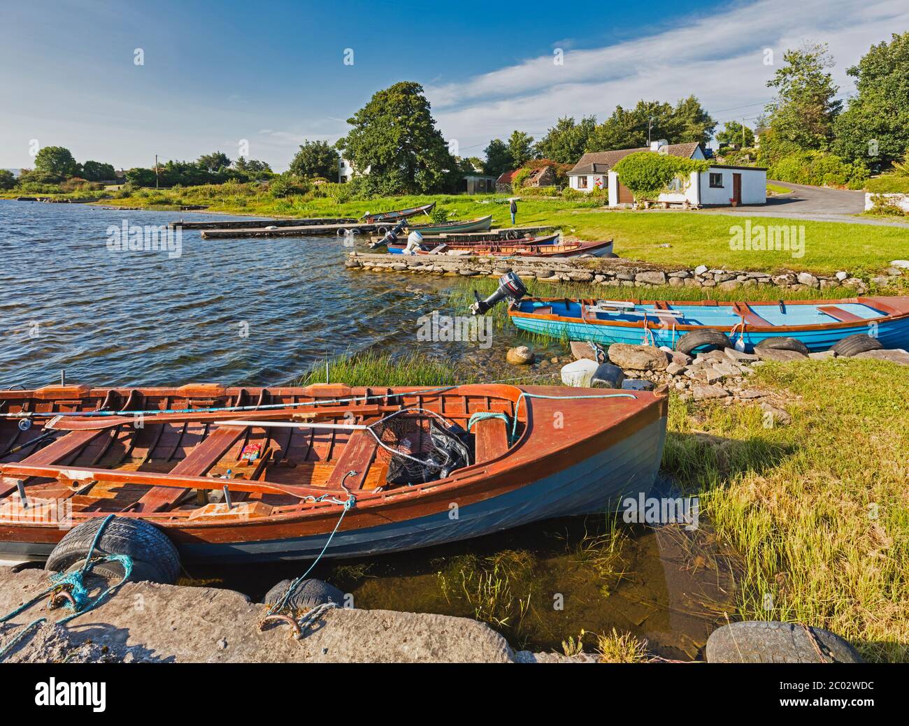 Des bateaux à rames amarrés sur la rive du Lough Corrib près de Derrymoyle, dans le Connemara, comté de Galway, République d'Irlande. Eire. Banque D'Images