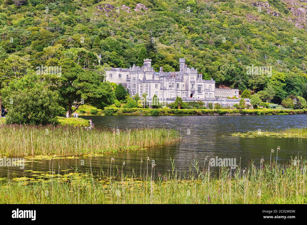 L'Abbaye de Kylemore, dans le comté de Galway, en République d'Irlande. L'Irlande. Ce monastère bénédictin se trouve juste en dehors de la Connemara National Park. Il a été construit un Banque D'Images