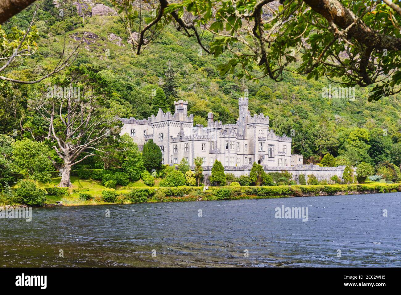 L'Abbaye de Kylemore, dans le comté de Galway, en République d'Irlande. L'Irlande. Ce monastère bénédictin se trouve juste en dehors de la Connemara National Park. Il a été construit un Banque D'Images