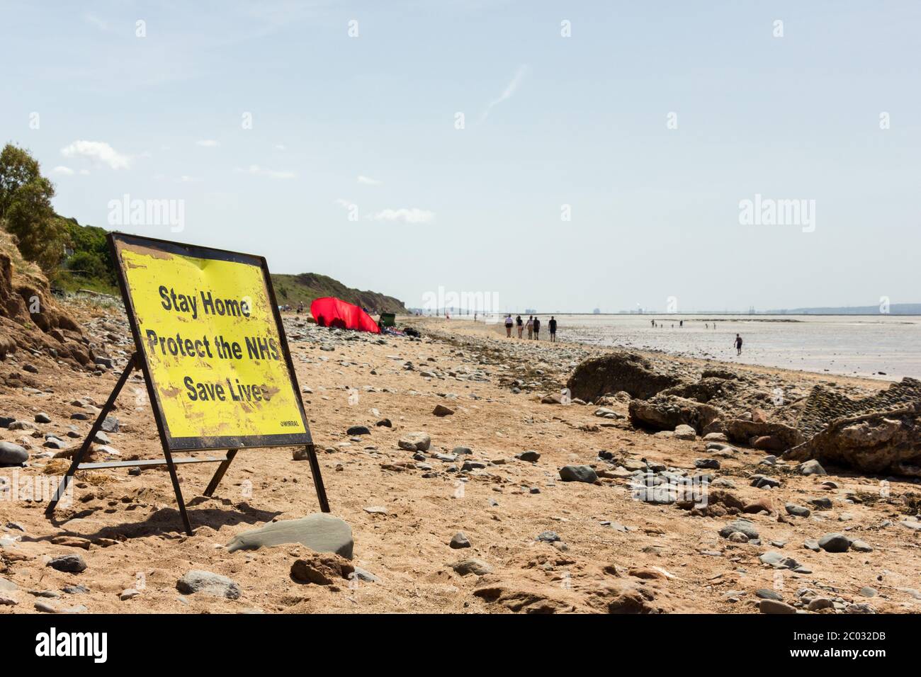 Panneau rester à la maison sur une plage pendant la pandémie COVID-19 Banque D'Images