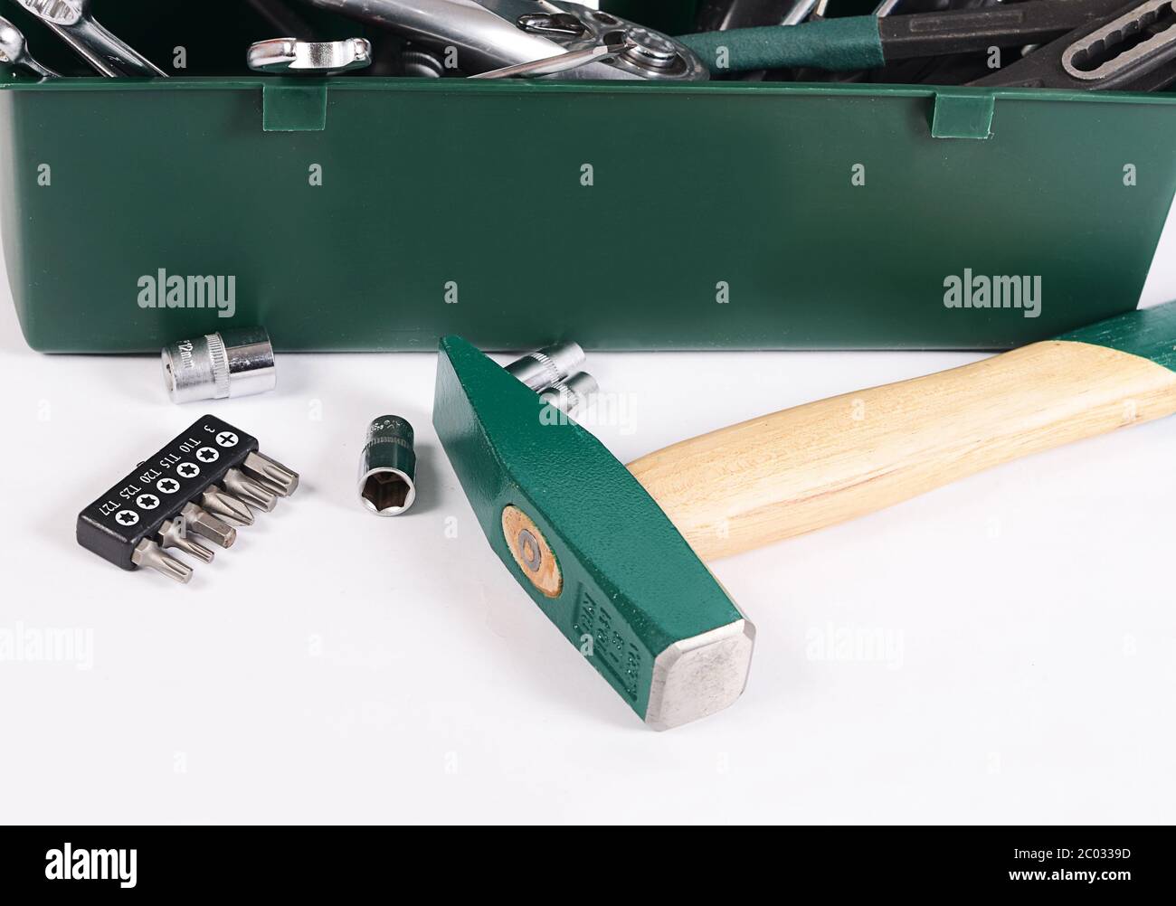 Boîte avec des outils de construction isolé Banque D'Images