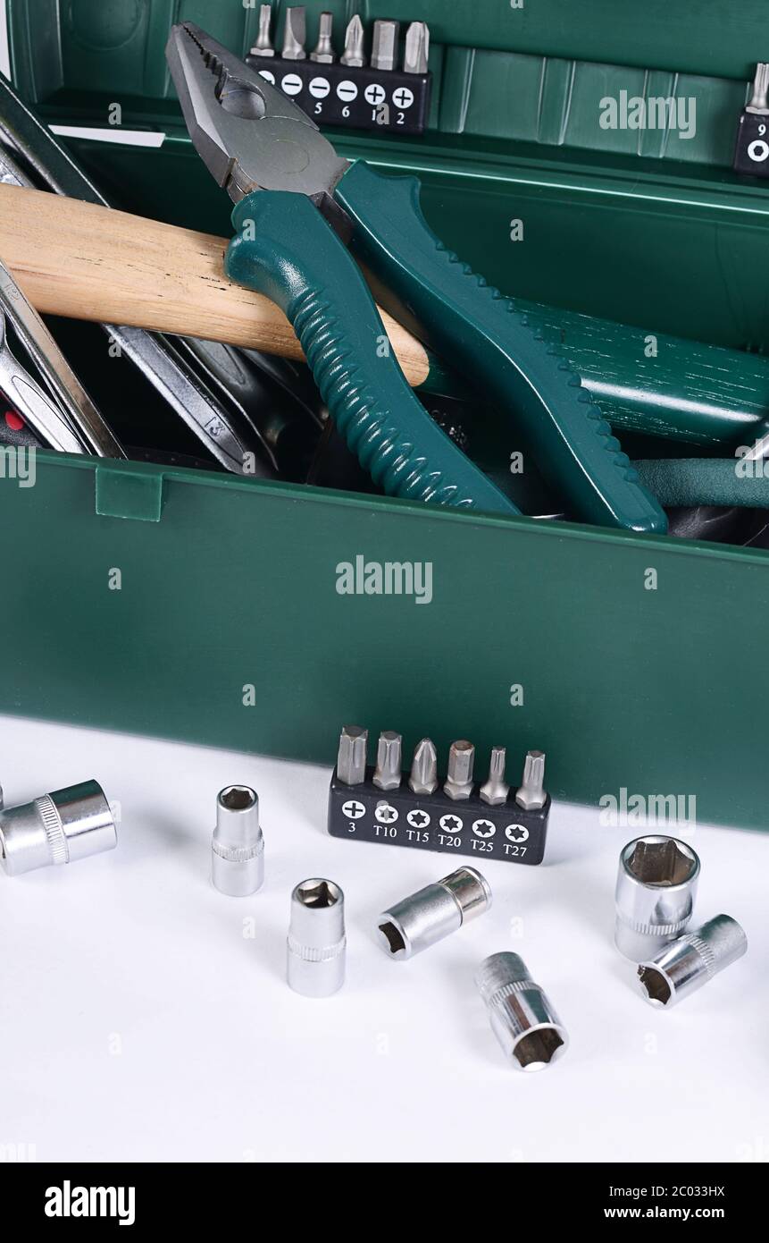 Boîte avec des outils de construction isolé Banque D'Images