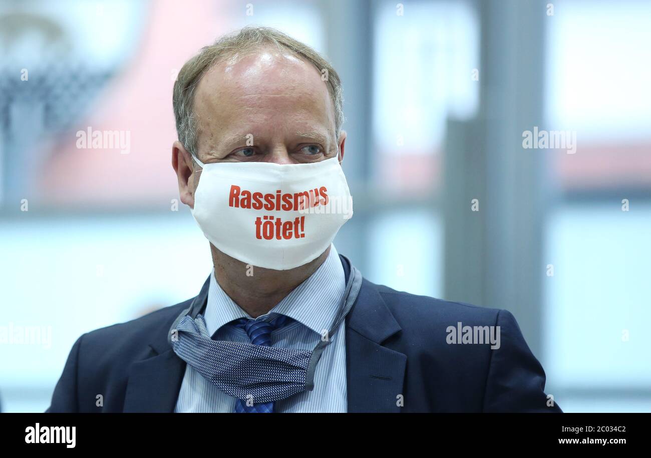 Magdebourg, Allemagne. 11 juin 2020. Wulf Gallert (Die Linke), Vice-Président du Landtag, porte un protecteur de bouche et de nez avec l'inscription "le racisme tue! Crédit : Ronny Hartmann/dpa/Alay Live News Banque D'Images