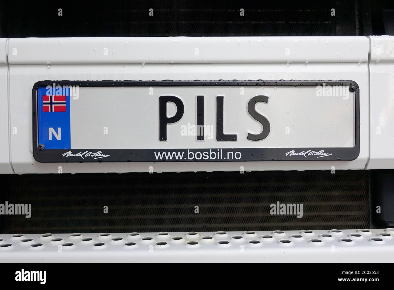 Une plaque d'immatriculation de véhicule norvégienne sur mesure « PILS » sur UN camion de livraison de bière à Kristiansand en Norvège Banque D'Images