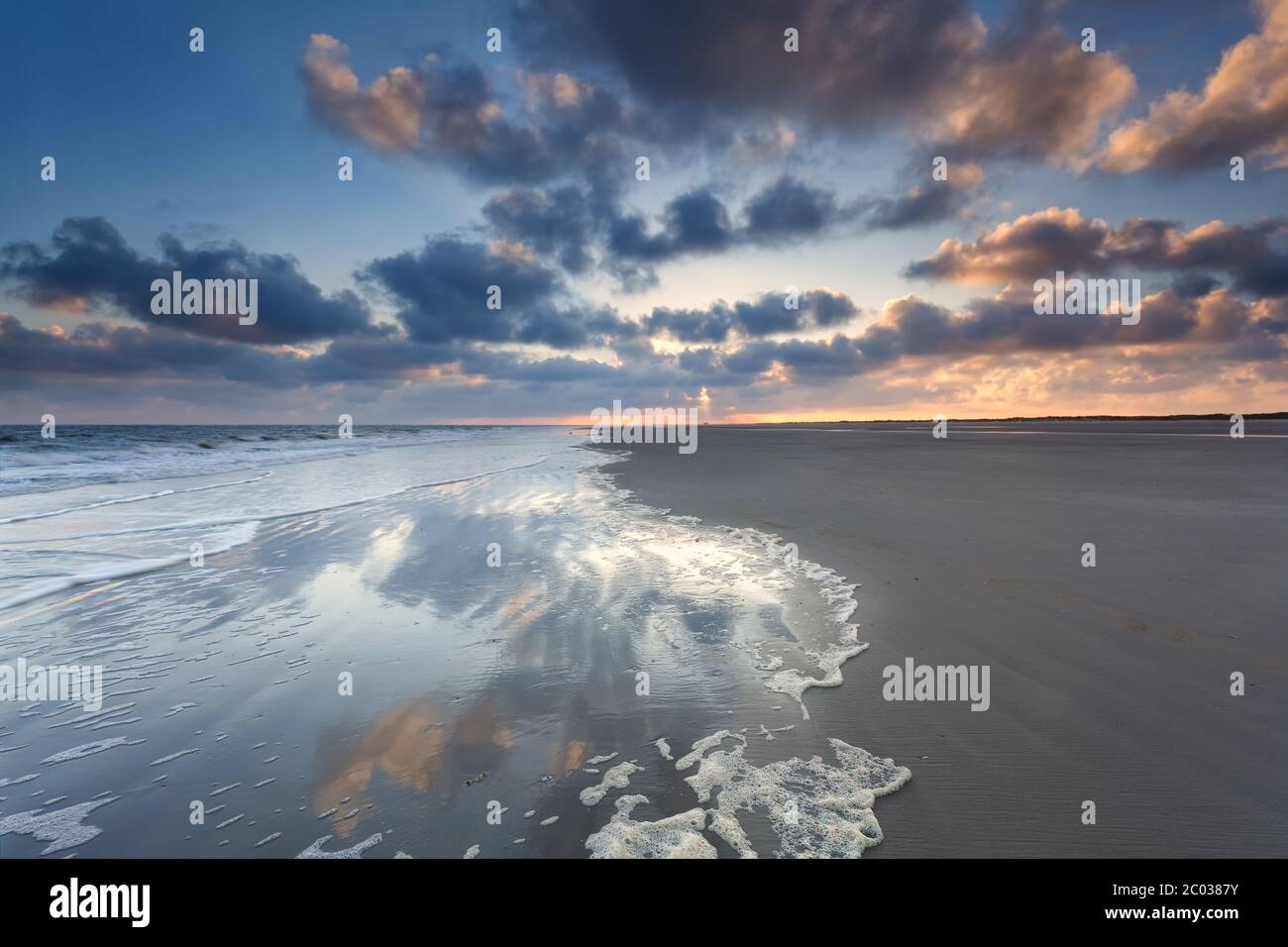 Côte de la mer du Nord au lever du soleil sur l'île néerlandaise Banque D'Images