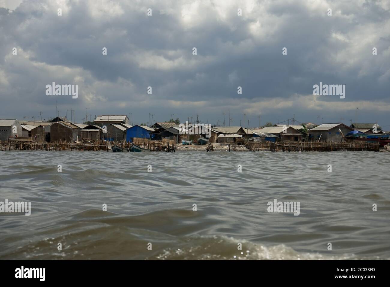 Vue sur le village de Cilincing depuis l'eau côtière. Jakarta, Indonésie (2008). Banque D'Images