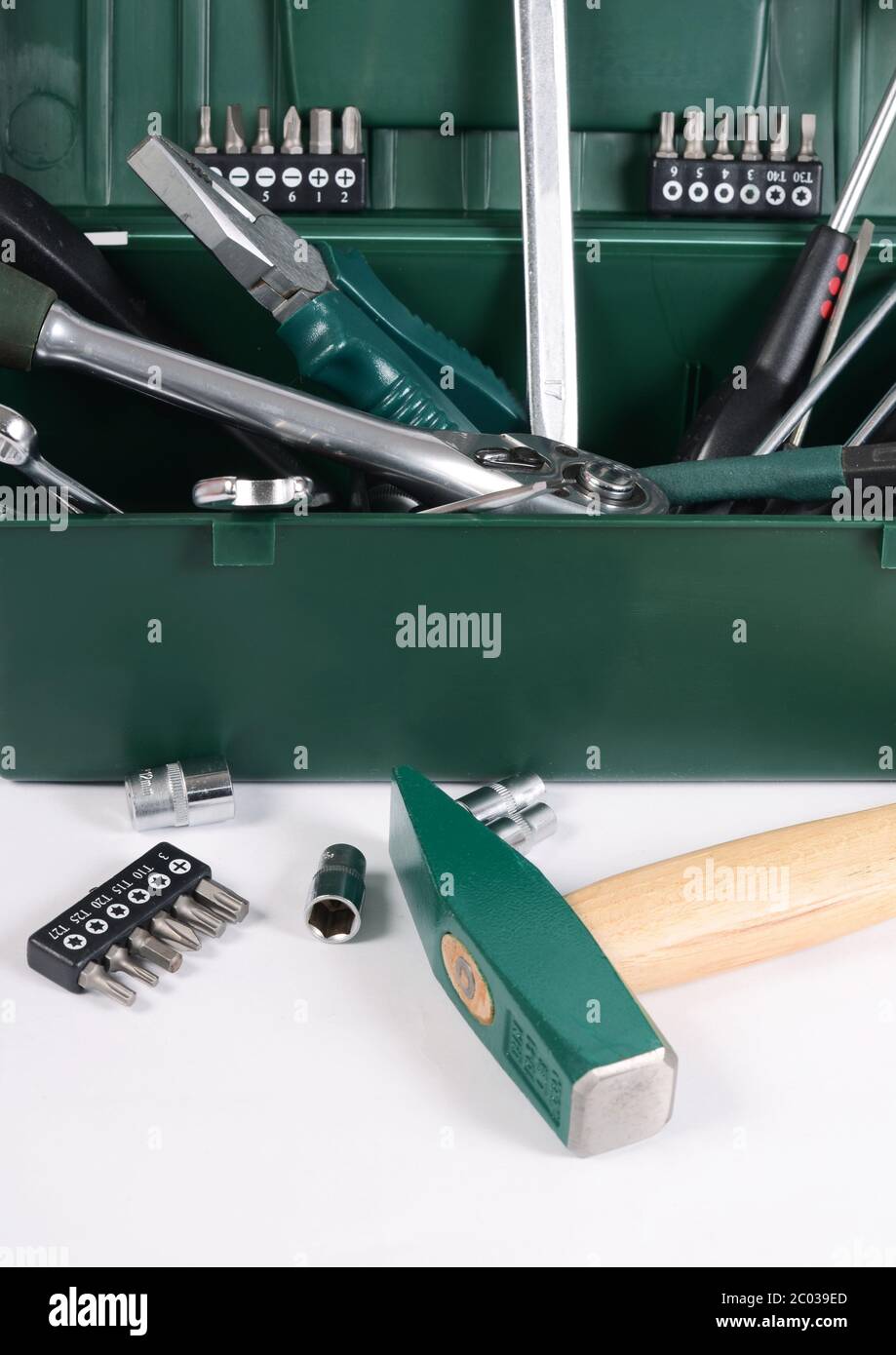 Boîte avec des outils de construction isolé Banque D'Images