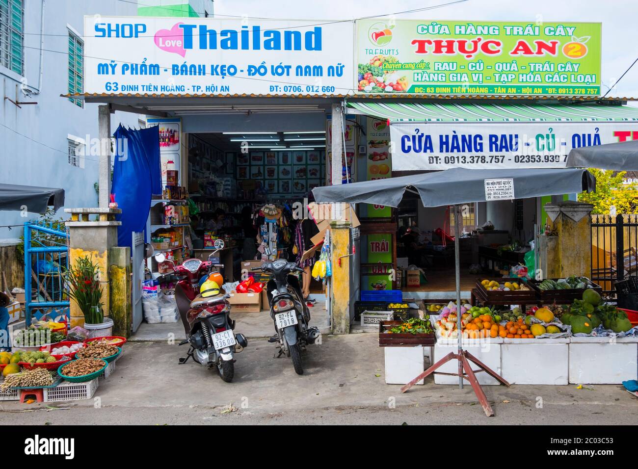 Stands et magasins autour de Cho Tan an, marché de Tan an, nouvelle ville, Hoi an, Vietnam, Asie Banque D'Images