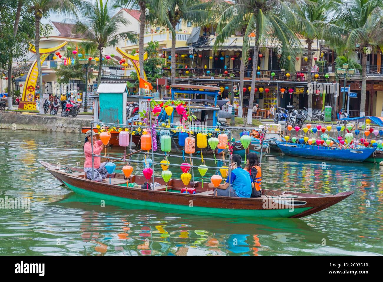 Promenade en bateau traditionnelle sur la rivière de la vieille ville, rivière Thu bon, Hoi an, Vietnam, Asie Banque D'Images