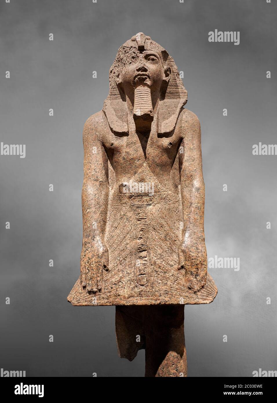 Ancienne statue égyptienne de Ramesses II , granit, Nouveau Royaume, 18e dynastie, (1500-1400 av. J.-C., Karnak, Temple de Mut. Musée égyptien, Turin. Fond gris Banque D'Images