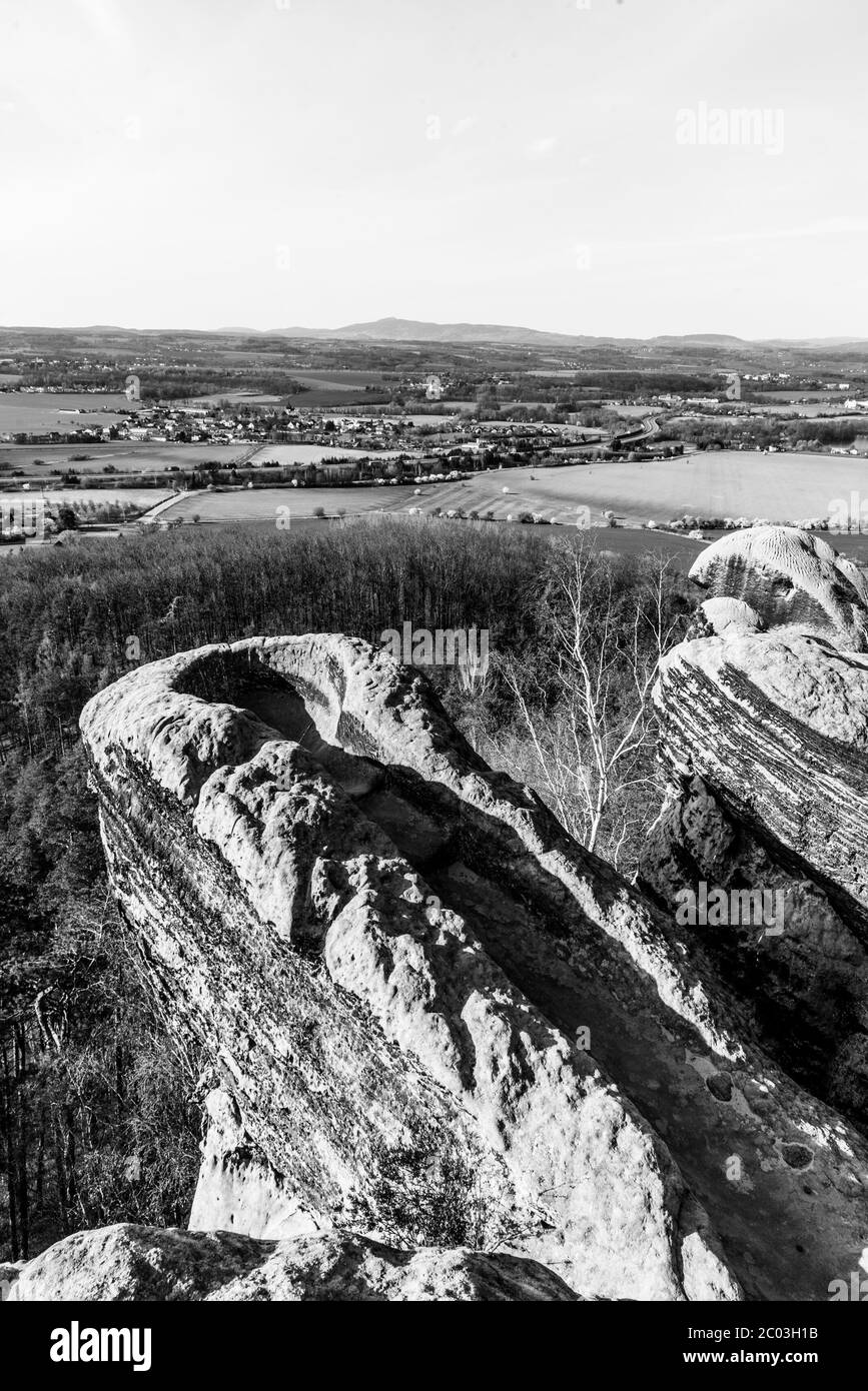Point de vue sur le sommet de la formation de grès à Prihrazy Rocks, Bohemian Paradise, République tchèque. Image en noir et blanc. Banque D'Images