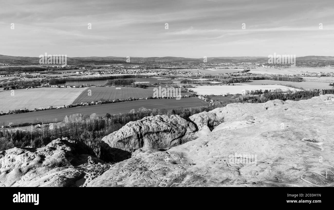 Point de vue sur le sommet de la formation de grès à Prihrazy Rocks, Bohemian Paradise, République tchèque. Image en noir et blanc. Banque D'Images