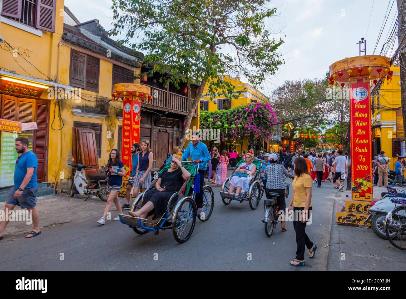 Rickshaws transportant des touristes, rue le Loi, vieille ville, Hoi an, Vietnam, Asie Banque D'Images