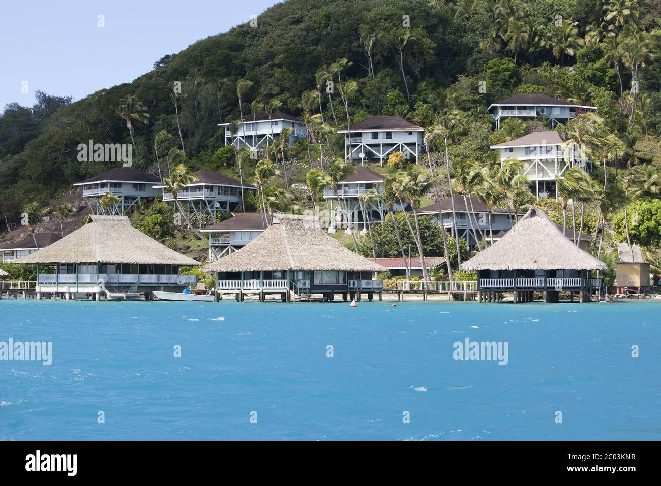 Pente de colline au bord de la mer et lodges sur une pente. Banque D'Images