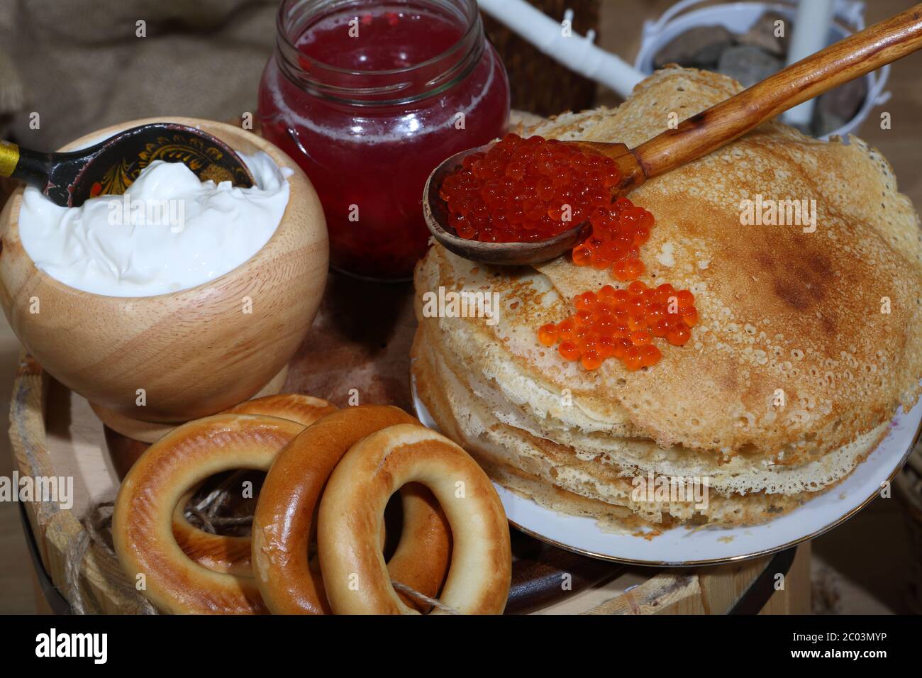 Crêpes, caviar rouge, crème aigre et baie à cramoisi Banque D'Images