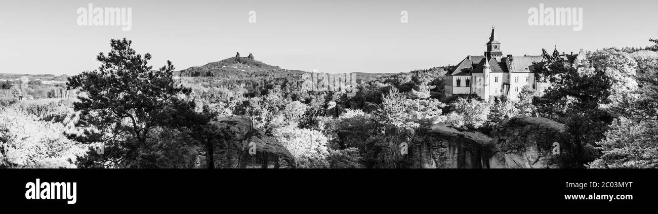 Panorama du paysage de printemps du Paradis tchèque : Cesky Raj. Château de Hruba Skala et ruines de Trosky. République tchèque. Image en noir et blanc. Banque D'Images