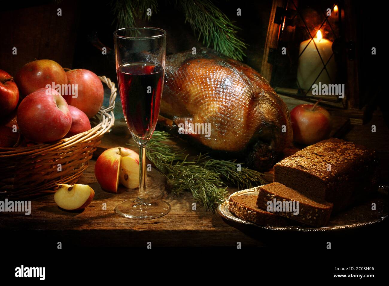 Oie de Noël avec pommes et vin Banque D'Images