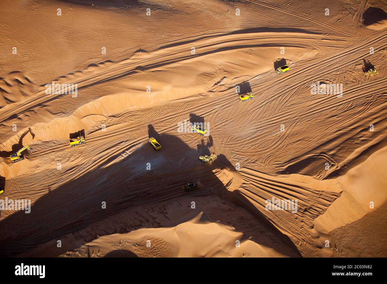 La construction d'une nouvelle piste d'atterrissage pour aider à la mise en place d'une grande installation de pétrole et de gaz dans le désert du Sahara. Banque D'Images