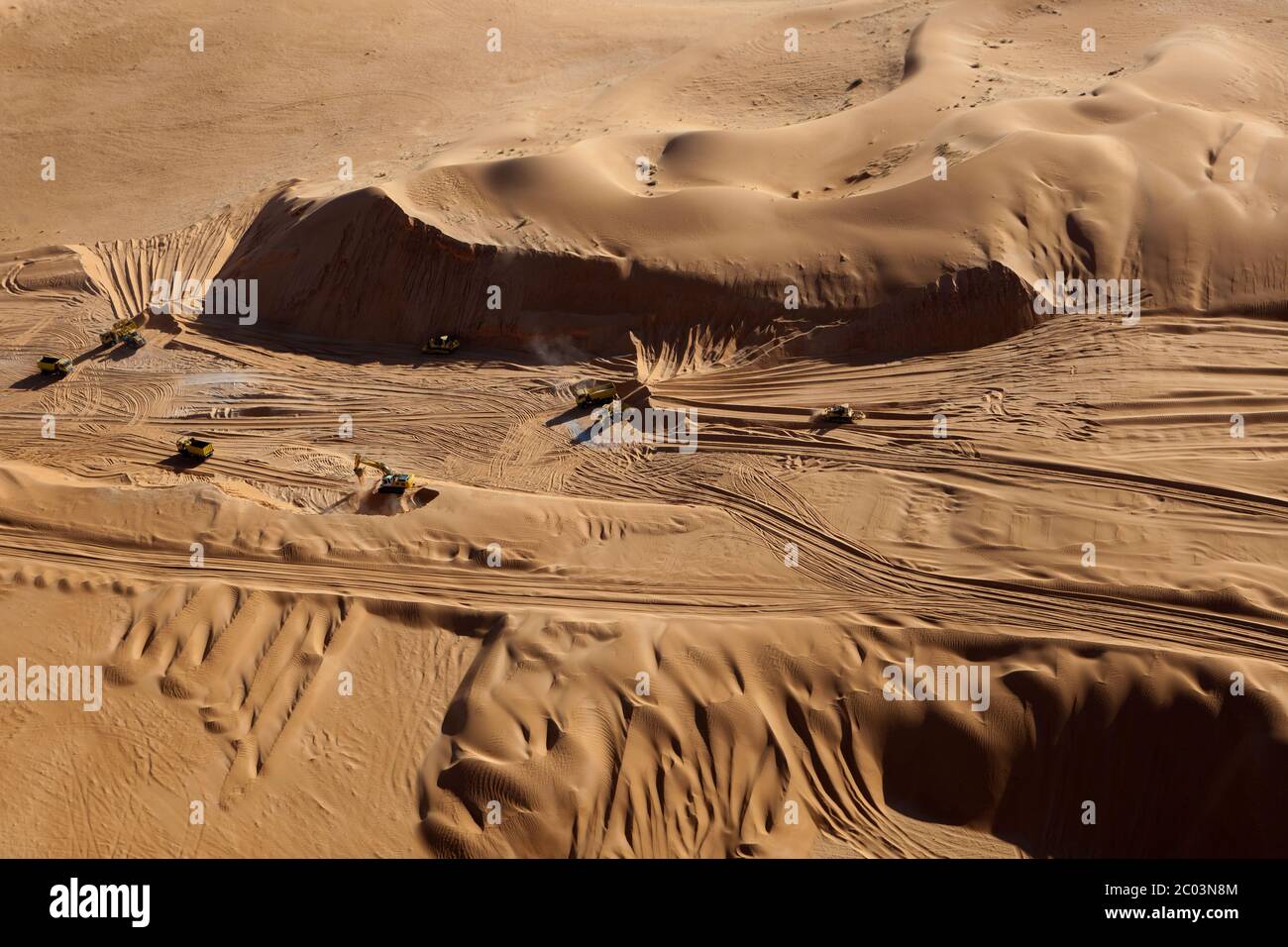 La construction d'une nouvelle piste d'atterrissage pour aider à la mise en place d'une grande installation de pétrole et de gaz dans le désert du Sahara. Banque D'Images