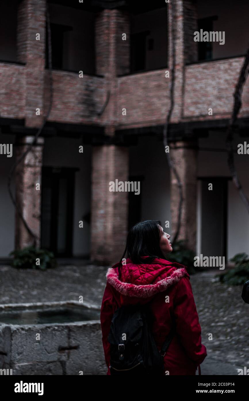 Fille dans 'Corral del carbone' de Grenade. Banque D'Images