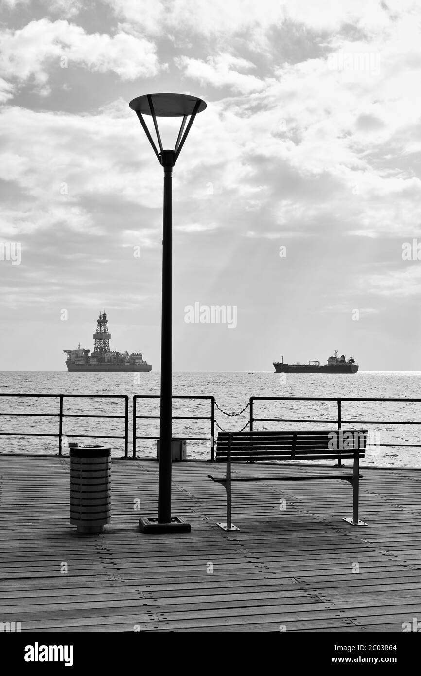 Vue Sur La Promenade En Bord De Mer En Noir Et Blanc A Limassol Chypre Photo Stock Alamy