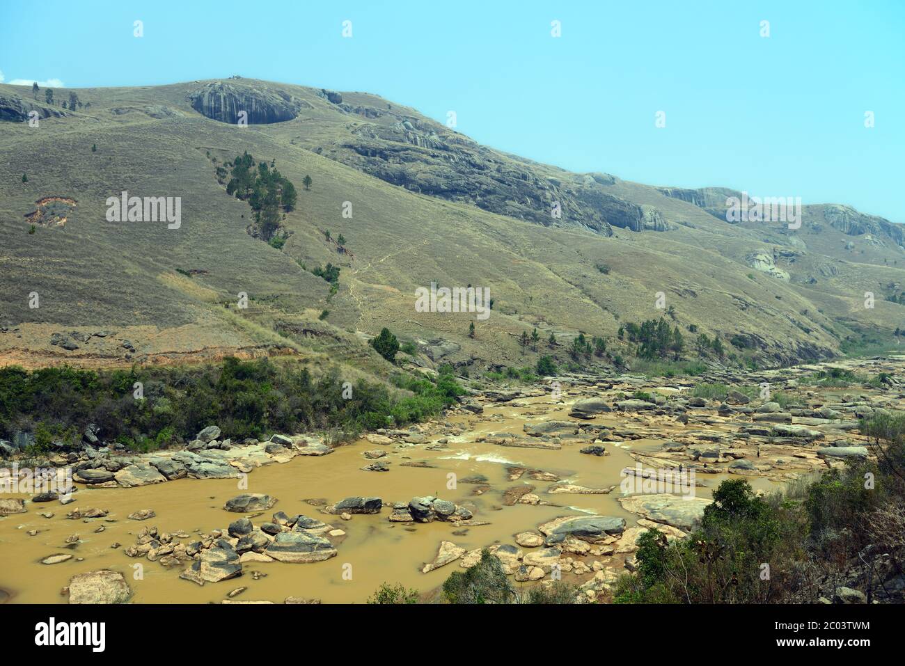 Le fleuve Mania, à Madagascar, coule des montagnes centrales vers le canal du Mozambique. Cet étirement illustré ici est près de Fatita. Banque D'Images