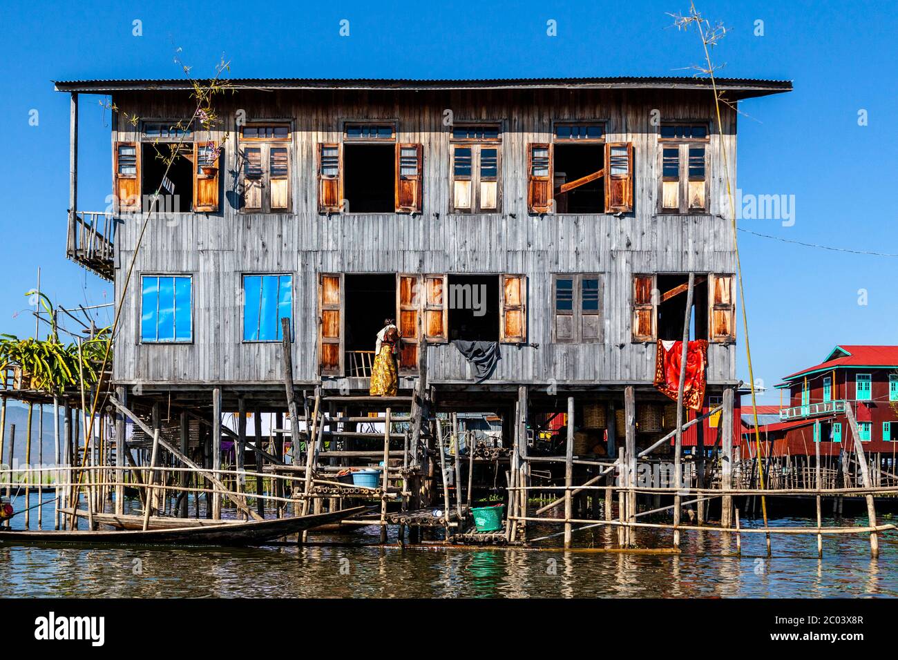 Une maison typique sur pilotis dans UN village flottant sur le lac Inle, État Shan, Myanmar. Banque D'Images