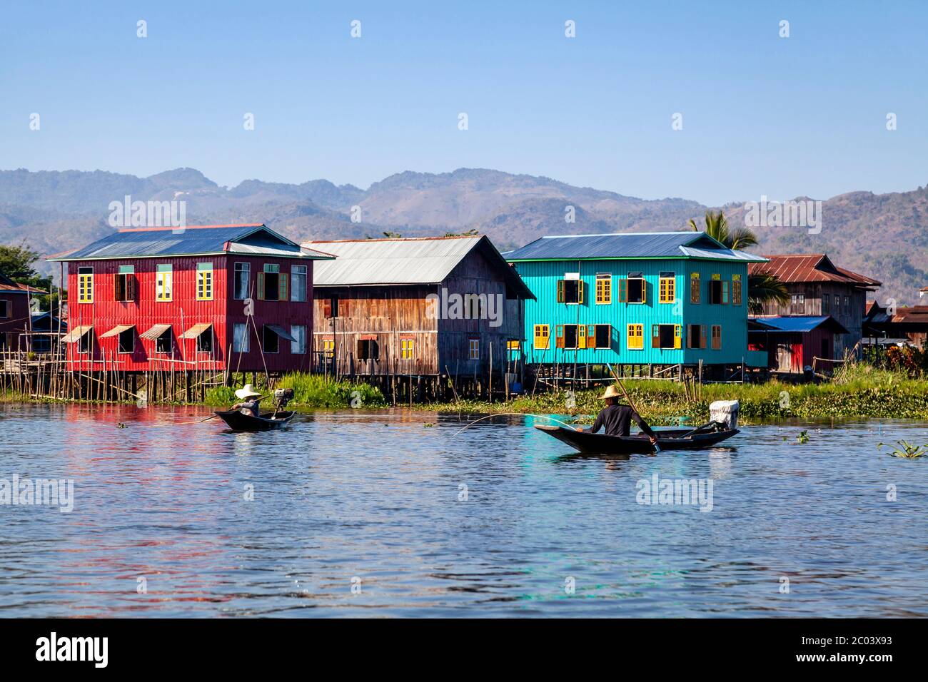 Maisons de pilotis sur le lac Inle, État de Shan, Myanmar. Banque D'Images