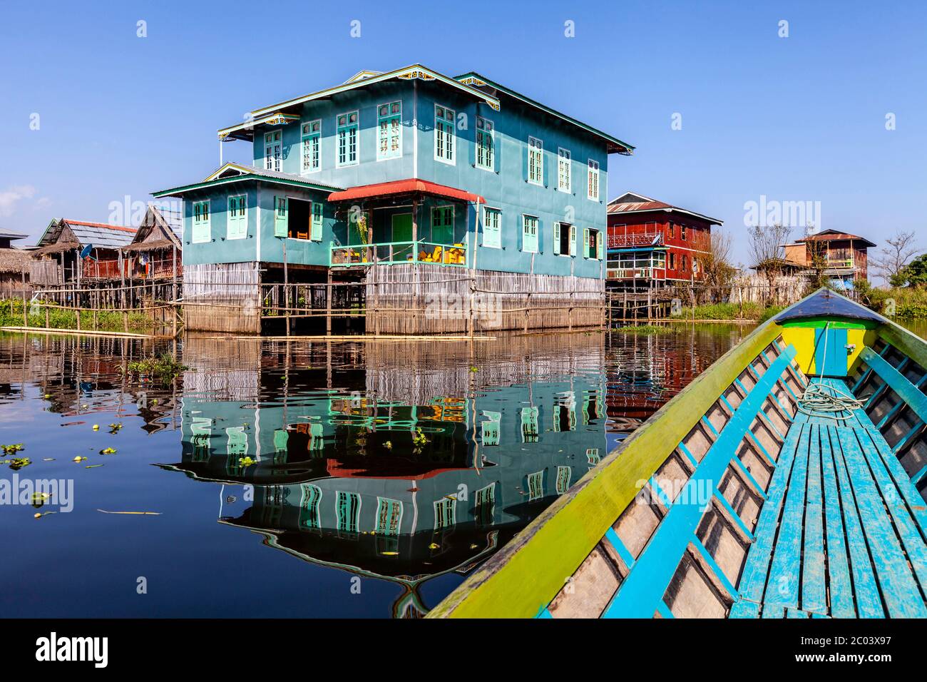 Maisons de pilotis sur le lac Inle, État de Shan, Myanmar. Banque D'Images