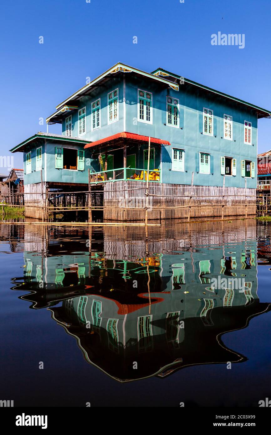 Maisons de pilotis sur le lac Inle, État de Shan, Myanmar. Banque D'Images