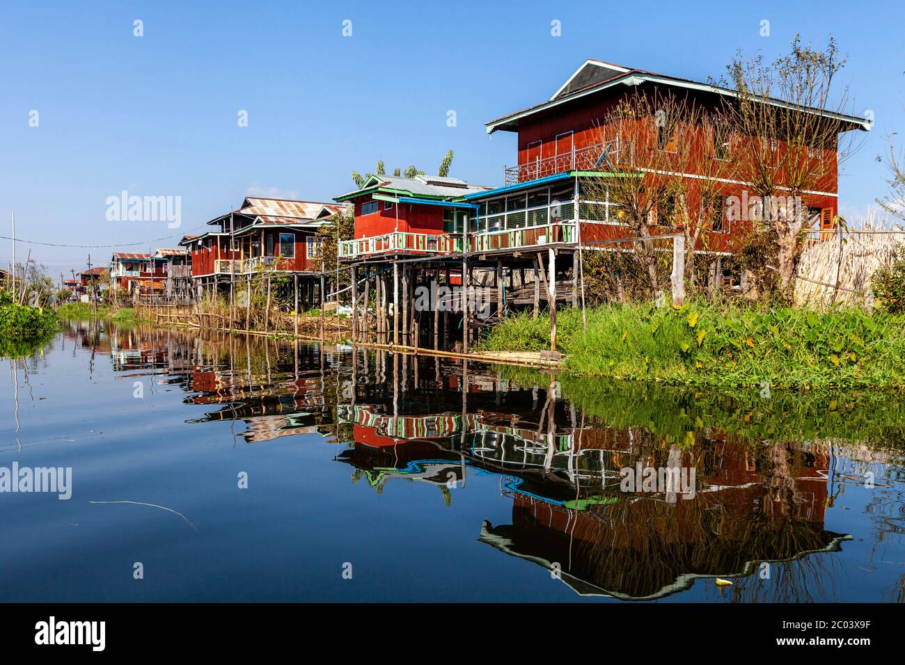 Maisons de pilotis sur le lac Inle, État de Shan, Myanmar. Banque D'Images