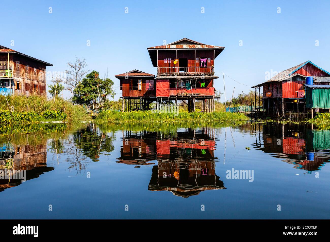 Maisons de pilotis sur le lac Inle, État de Shan, Myanmar. Banque D'Images