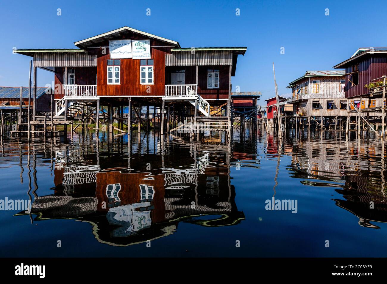 Maisons de pilotis sur le lac Inle, village flottant de Nam Pan, État de Shan, Myanmar. Banque D'Images