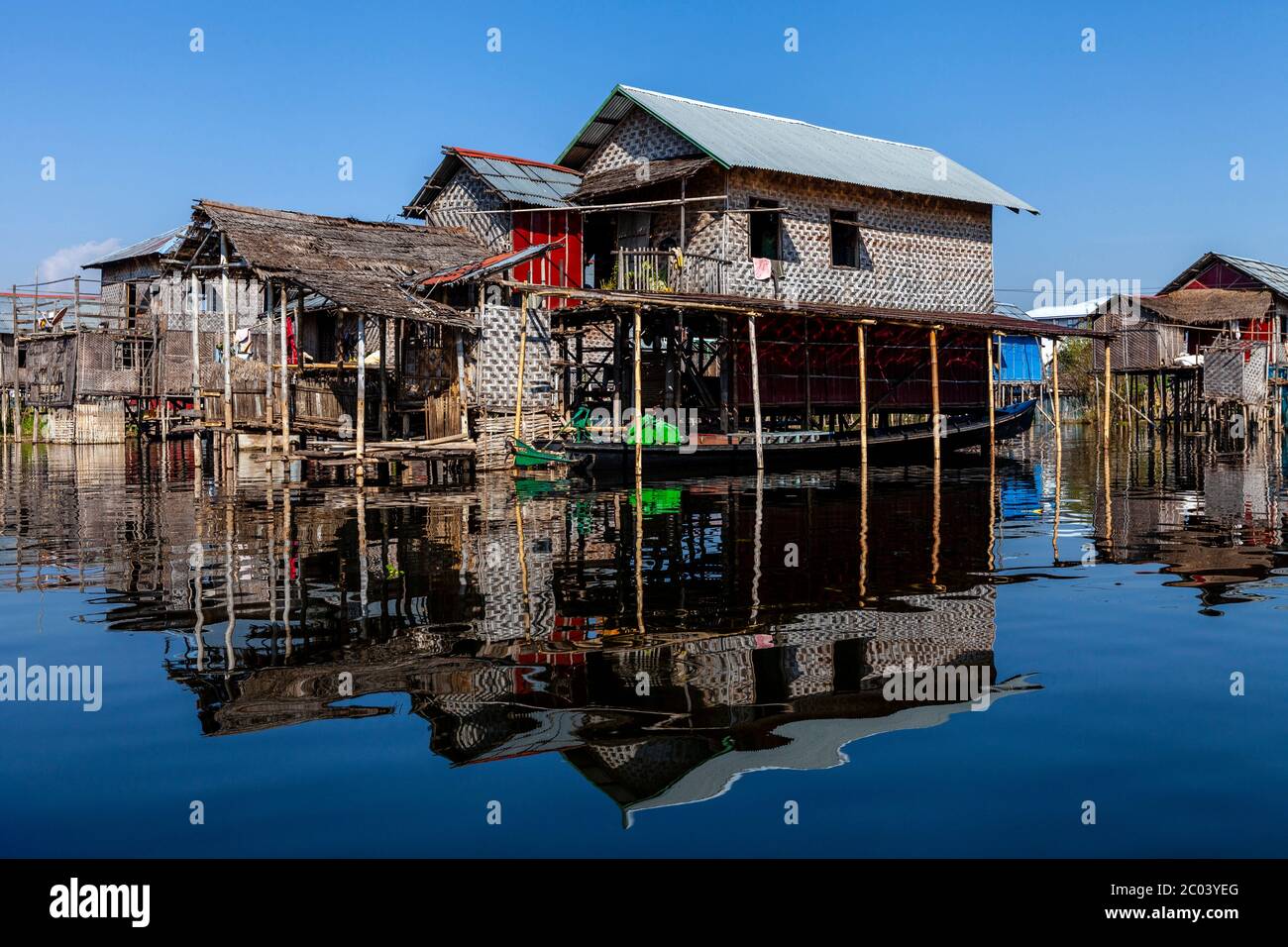 Maisons de pilotis sur le lac Inle, village flottant de Nam Pan, État de Shan, Myanmar. Banque D'Images