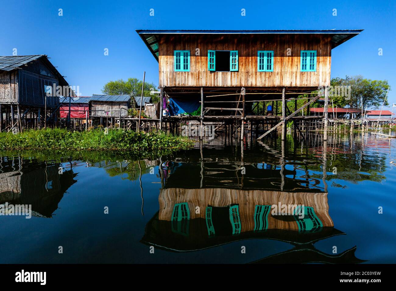 Maisons de pilotis sur le lac Inle, village flottant de Nam Pan, État de Shan, Myanmar. Banque D'Images