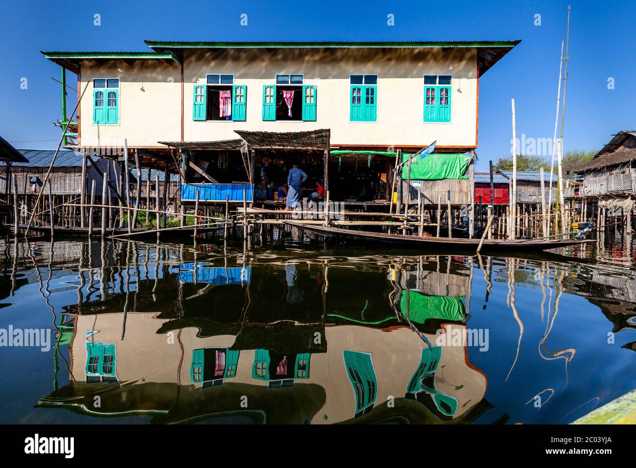 Maisons de pilotis sur le lac Inle, village flottant de Nam Pan, État de Shan, Myanmar. Banque D'Images