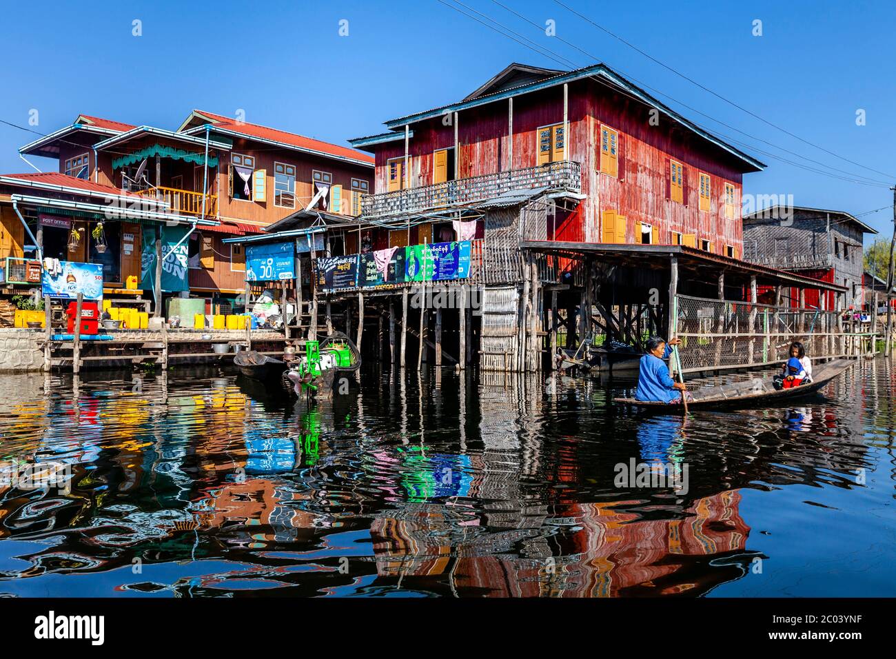 Maisons de pilotis sur le lac Inle, village flottant de Nam Pan, État de Shan, Myanmar. Banque D'Images