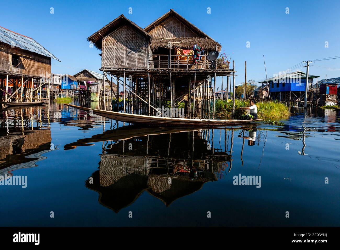 Maisons de pilotis sur le lac Inle, village flottant de Nam Pan, État de Shan, Myanmar. Banque D'Images