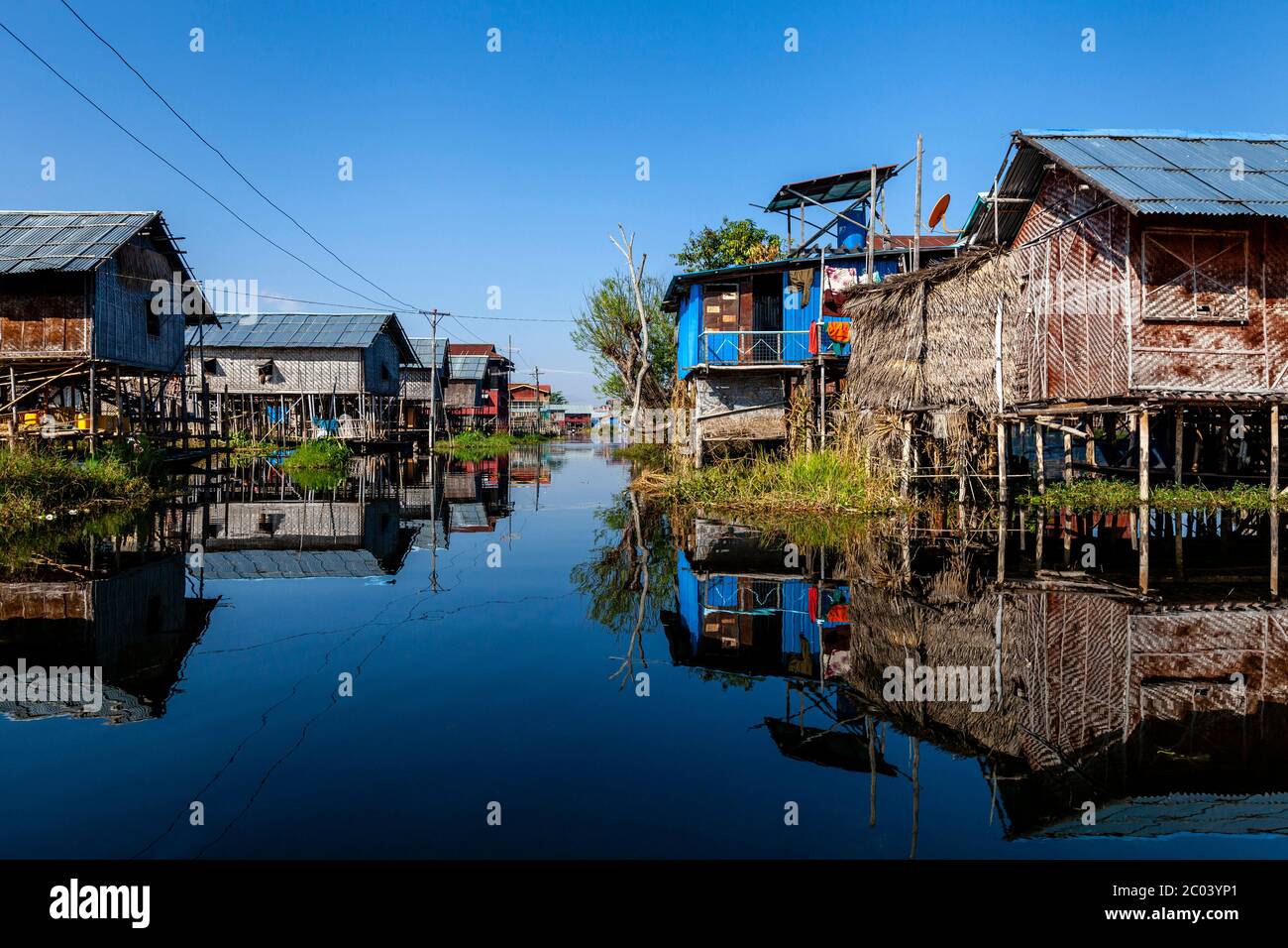 Maisons de pilotis sur le lac Inle, village flottant de Nam Pan, État de Shan, Myanmar. Banque D'Images