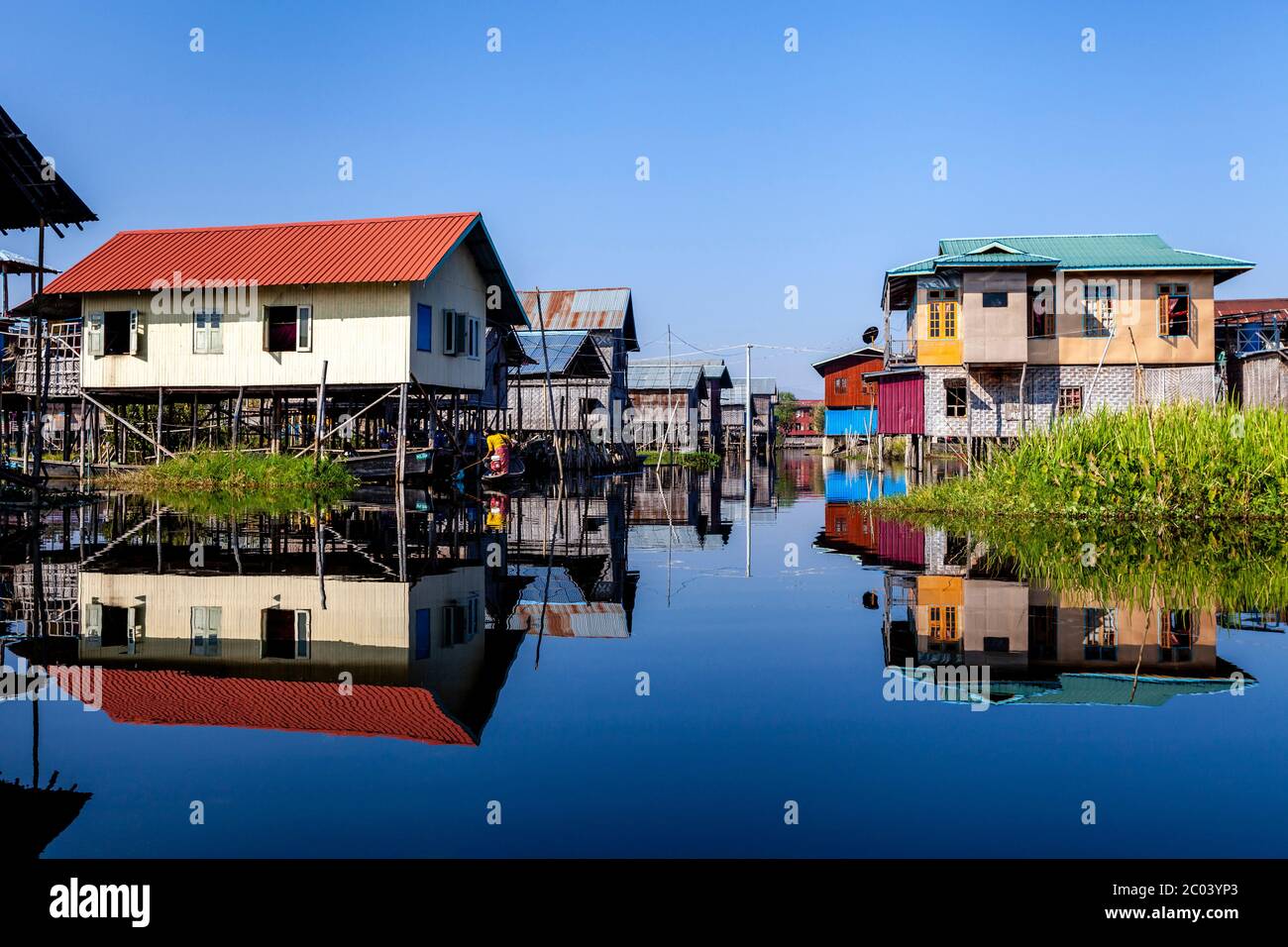 Maisons de pilotis sur le lac Inle, village flottant de Nam Pan, État de Shan, Myanmar. Banque D'Images