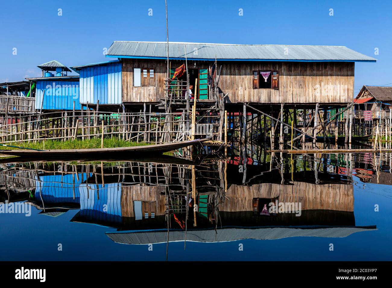 Maisons de pilotis sur le lac Inle, village flottant de Nam Pan, État de Shan, Myanmar. Banque D'Images