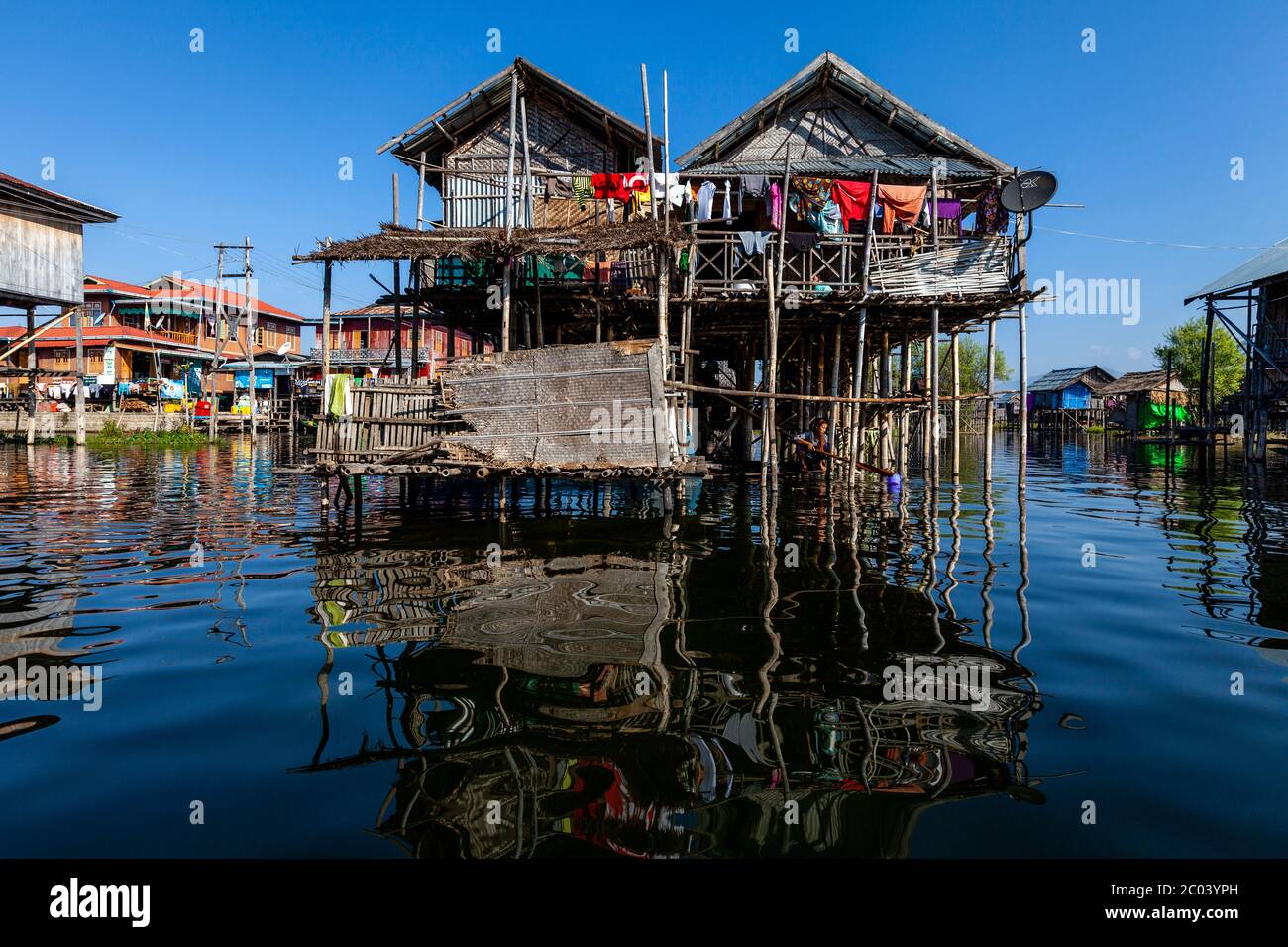 Maisons de pilotis sur le lac Inle, village flottant de Nam Pan, État de Shan, Myanmar. Banque D'Images