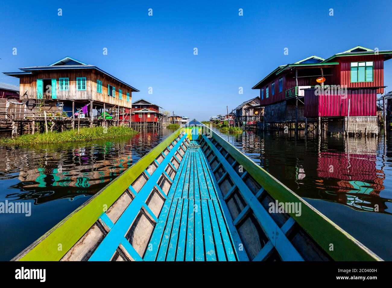 Maisons de pilotis sur le lac Inle, village flottant de Nam Pan, État de Shan, Myanmar. Banque D'Images