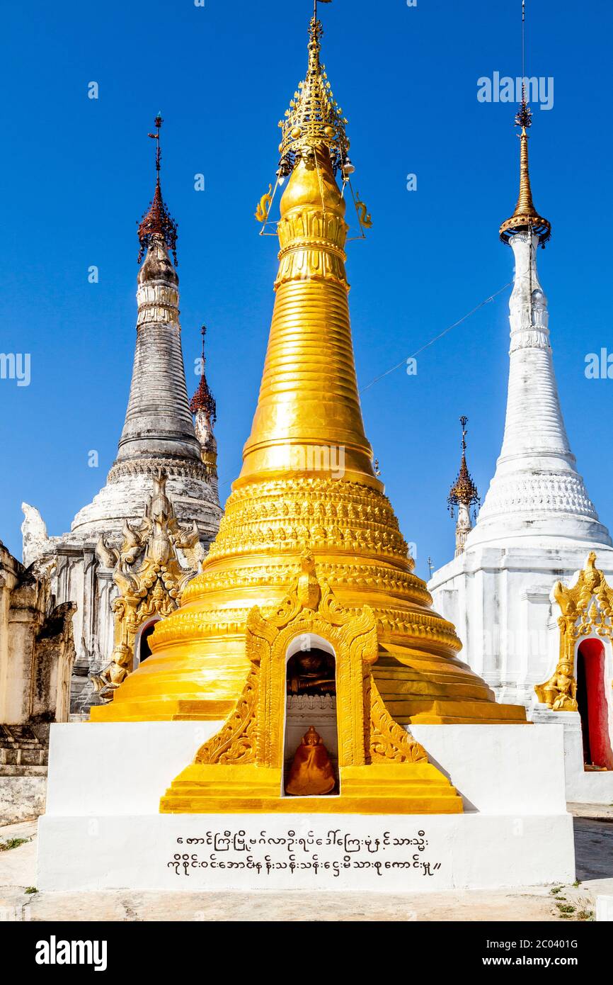 Thaung Thut stupas, lac Inle, État Shan, Myanmar. Banque D'Images