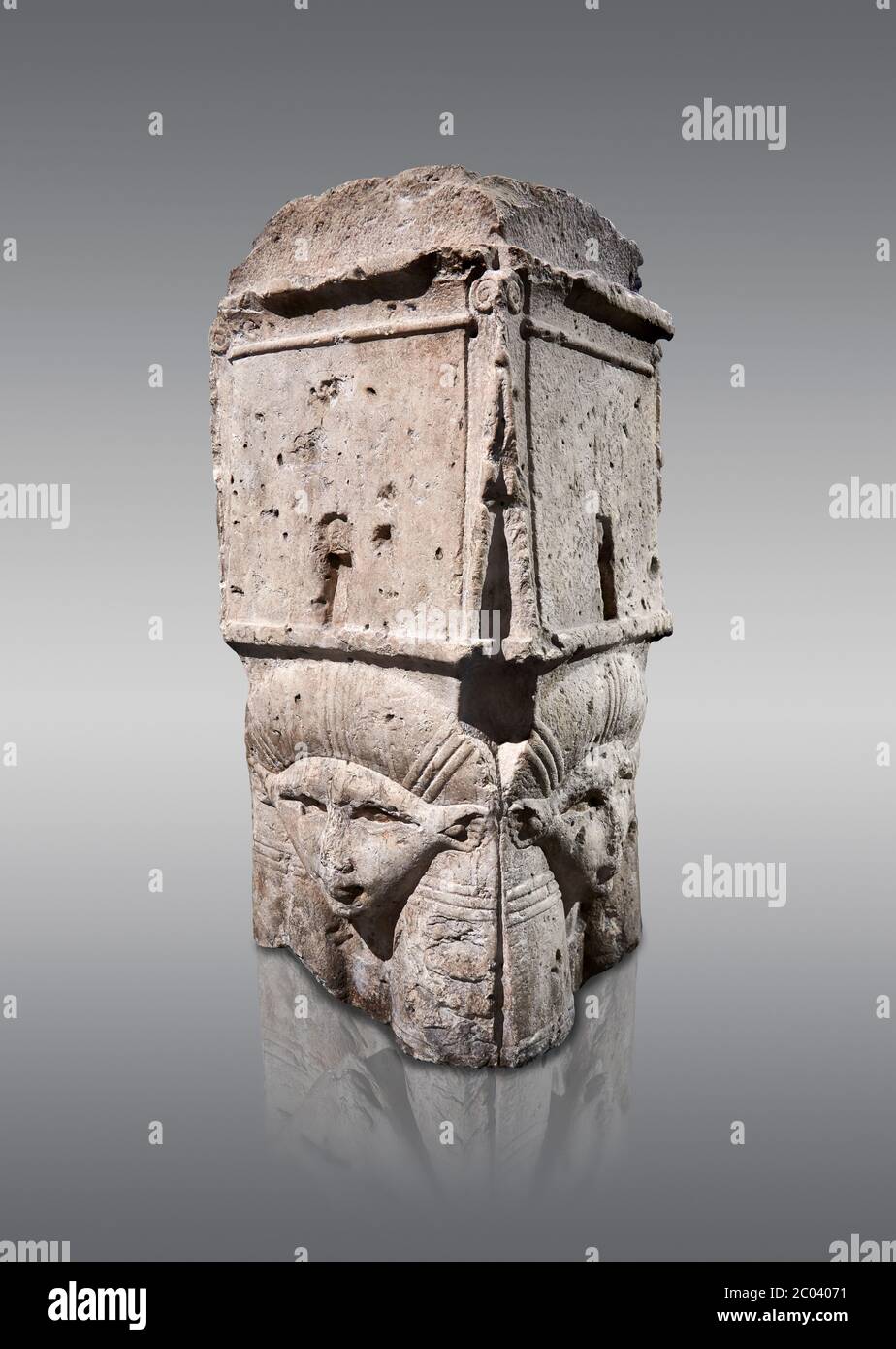Ancienne capitale égyptienne à quatre côtés dédiée à Hathor, calcaire, période Ptolomaienne (332039 avant JC). Musée égyptien, Turin. Fond gris. Cat. 7031. G Banque D'Images