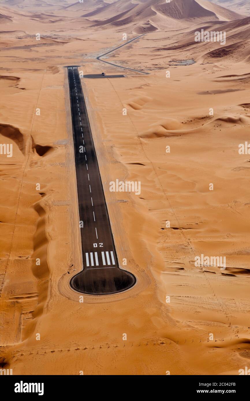 La construction d'une nouvelle piste d'atterrissage pour aider à la mise en place d'une grande installation de pétrole et de gaz dans le désert du Sahara. Banque D'Images